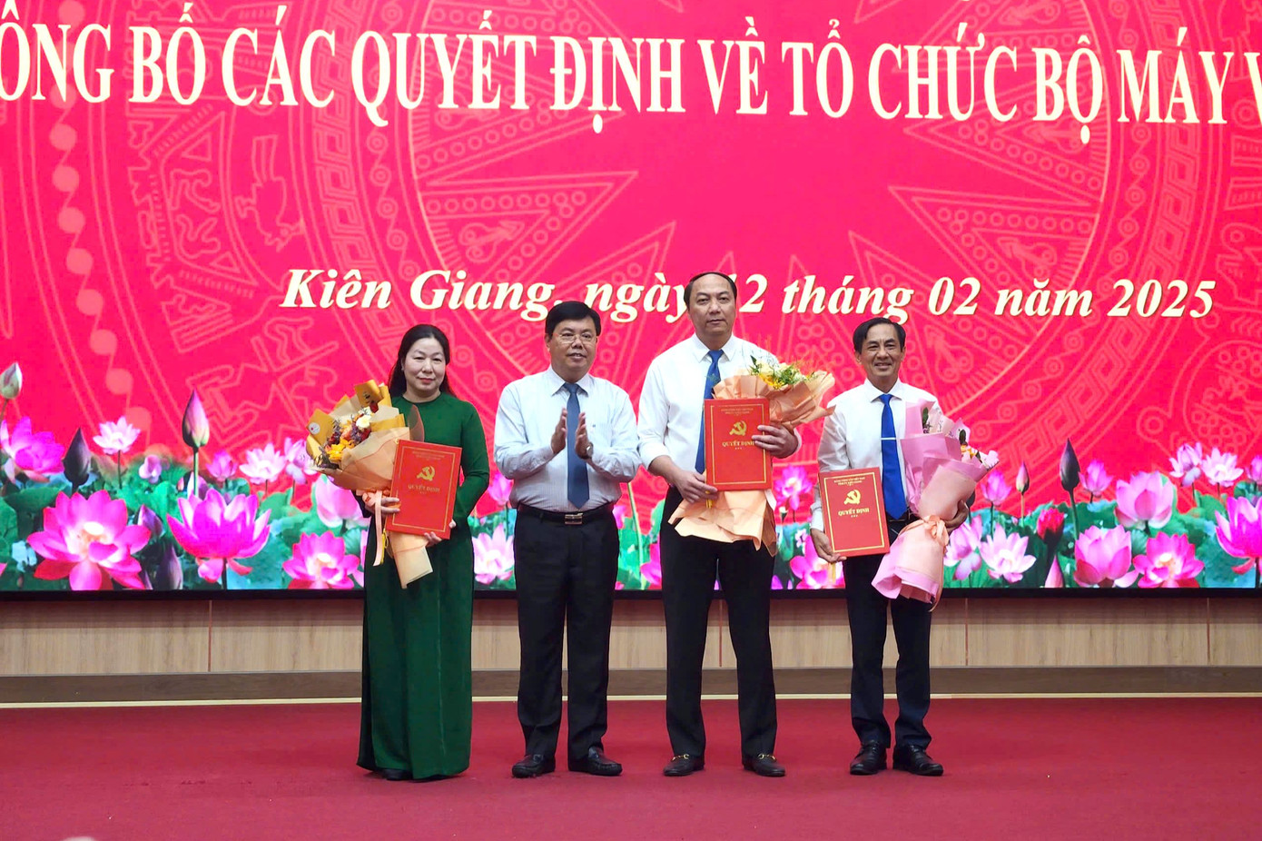 Bí thư Tỉnh ủy Kiên Giang - Nguyễn Tiến Hải trao quyết định chỉ định chỉ định Bí thư Đảng ủy và các Phó Bí thư Đảng ủy các Cơ quan Đảng tỉnh Kiên Giang nhiệm kỳ 2020 - 2025 và nhiệm kỳ 2025 - 2030. Bí thư Tỉnh ủy Kiên Giang - Nguyễn Tiến Hải trao quyết định chỉ định chỉ định Bí thư Đảng ủy và các Phó Bí thư Đảng ủy các Cơ quan Đảng tỉnh Kiên Giang nhiệm kỳ 2020 - 2025 và nhiệm kỳ 2025 - 2030.