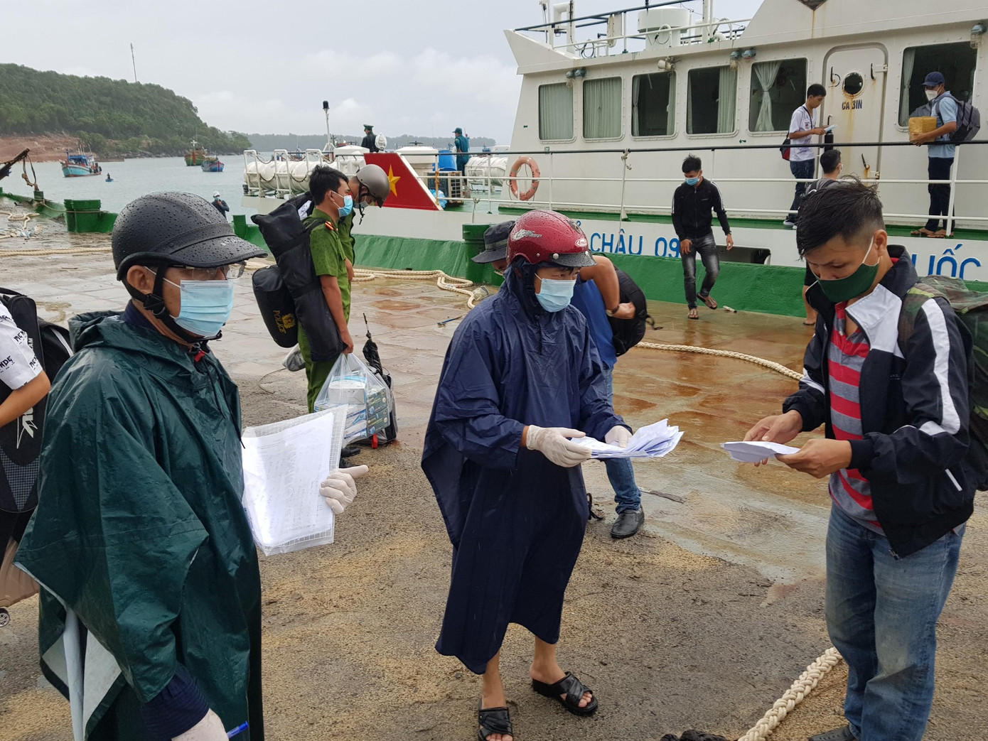 Để phòng dịch COVID -19, tất cả hành khách ra đảo buộc khai báo y tế.