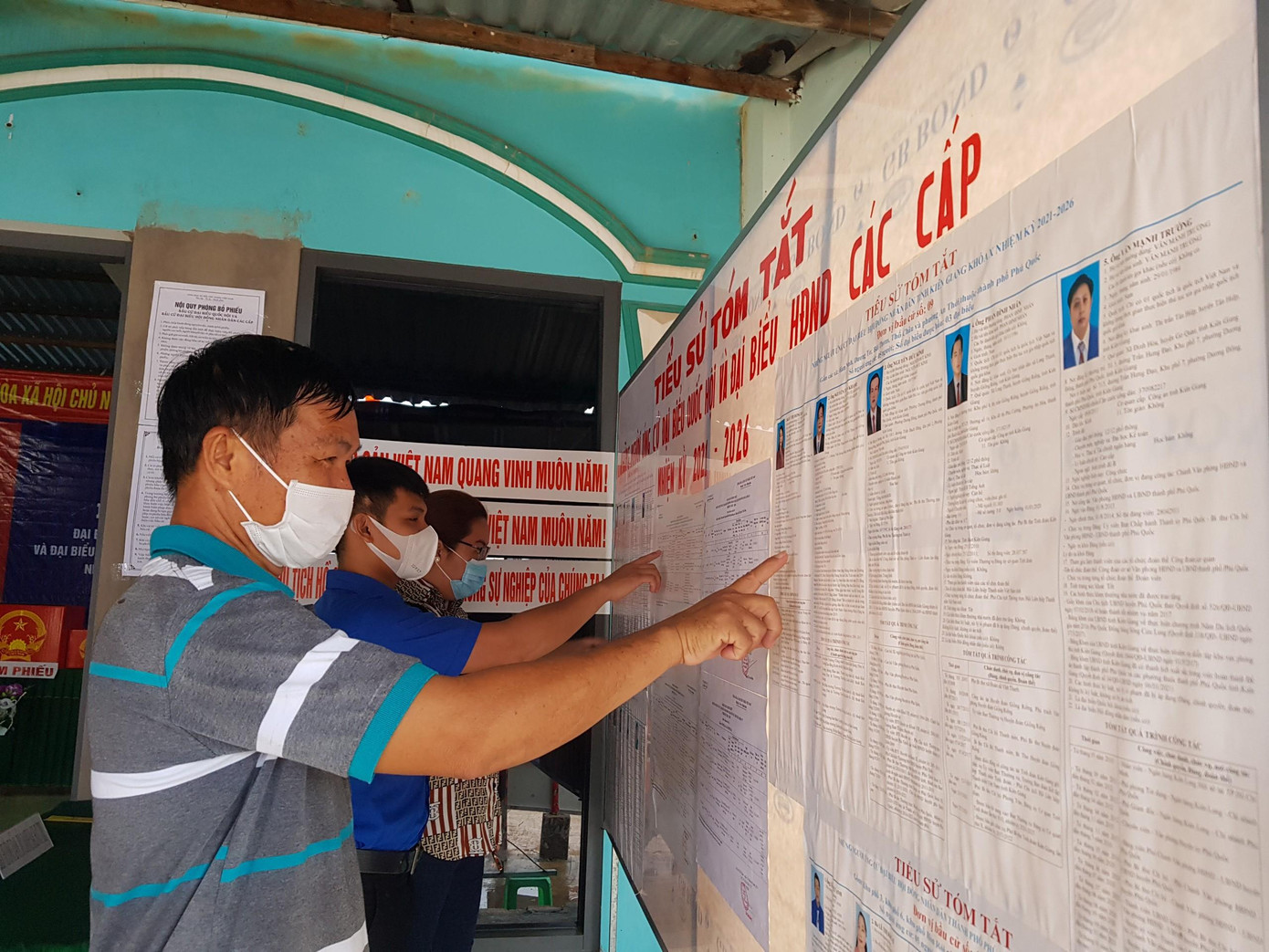 Nhân dân trên đảo Thổ Châu đang háo hức chờ đến giờ thể hiện quyền làm chủ của mình qua lá phiếu.