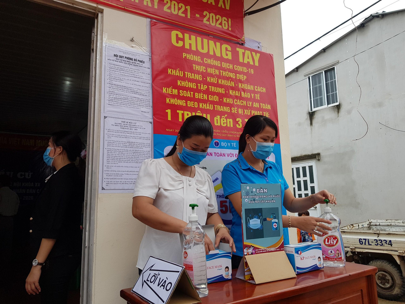 Để phòng dịch COVID -19, khu vực bầu cử được bố trí nước khử khuẩn, khẩu trang y tế và giữ khoảng cách theo khuyến cáo 5K của Bộ Y tế.