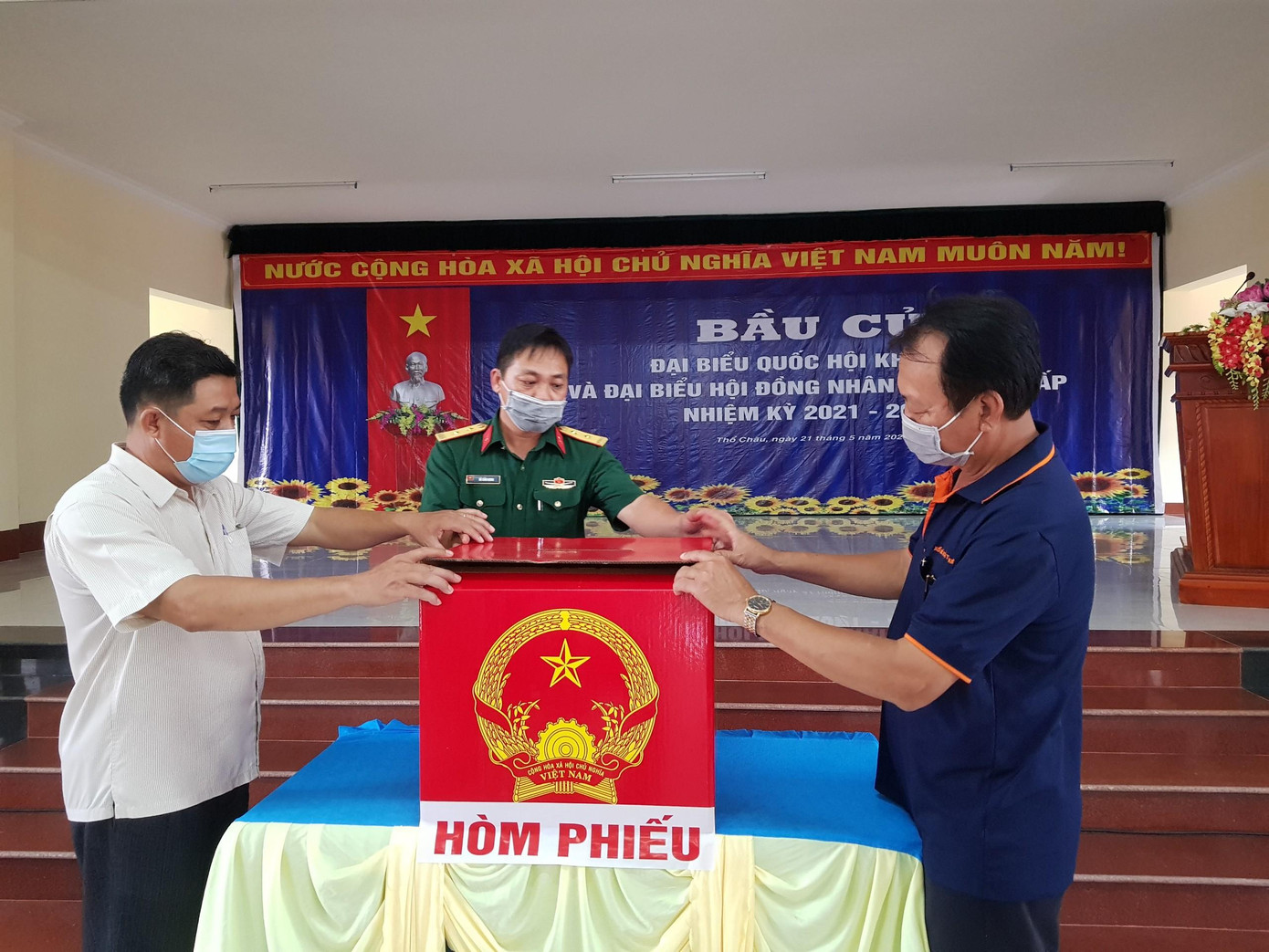 Ông Lê Thành - Tổ trưởng tổ chỉ đạo bầu cử tại xã Thổ Châu (bên phải) kiểm tra công tác chuẩn bị bầu cử. - Ảnh Nhật Huy.