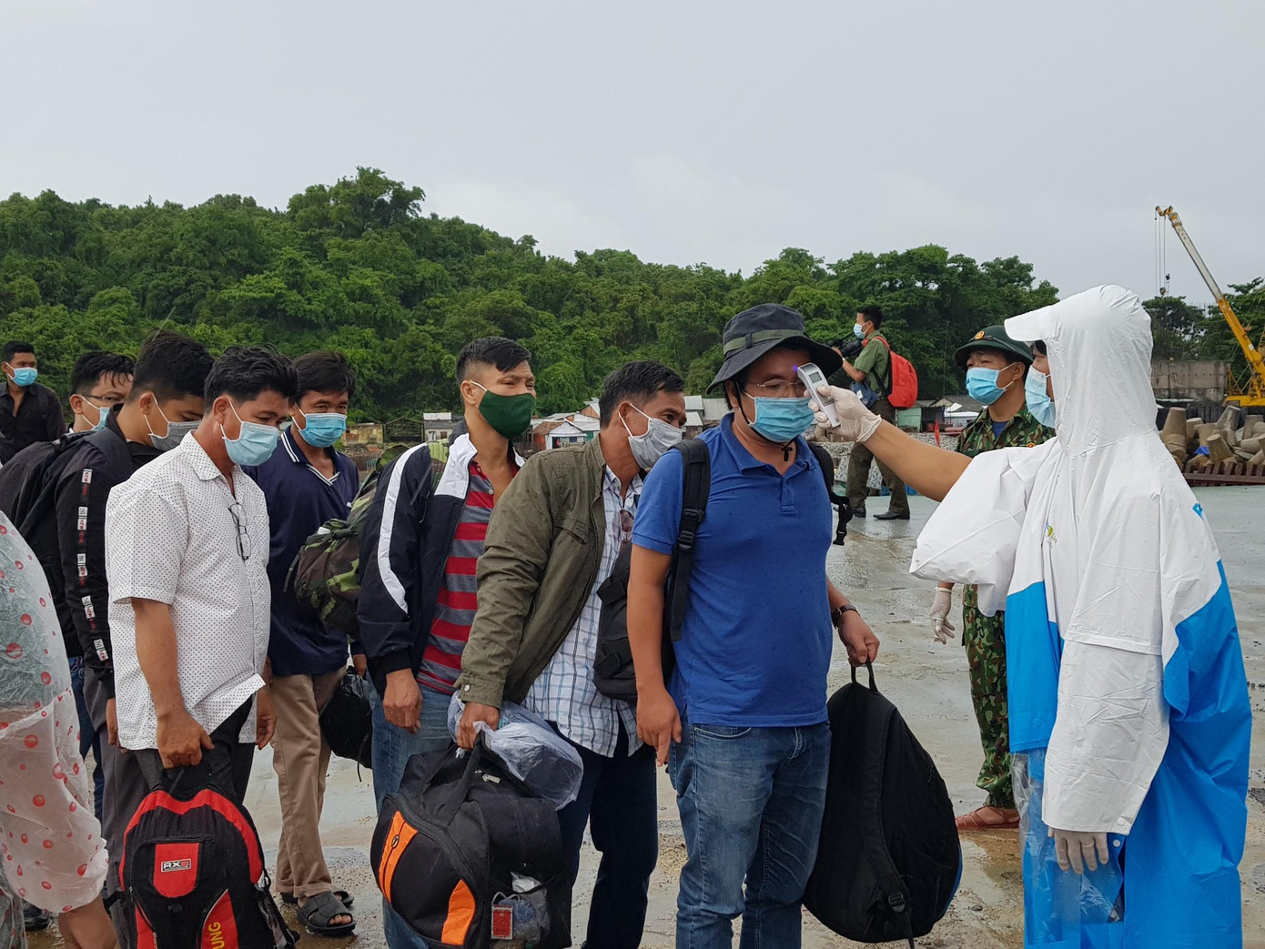 Đo thân nhiệt khi đến đảo Thổ Châu. - Ảnh Nhật Huy.