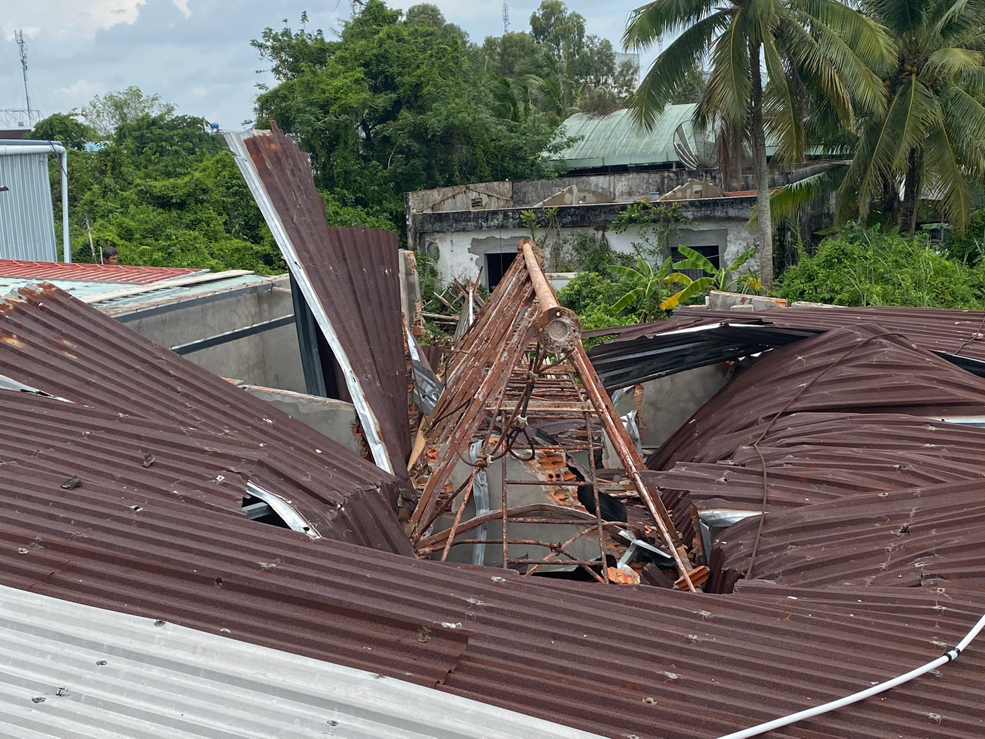 Trụ ăng ten đổ sập đè lên dãy nhà trọ.