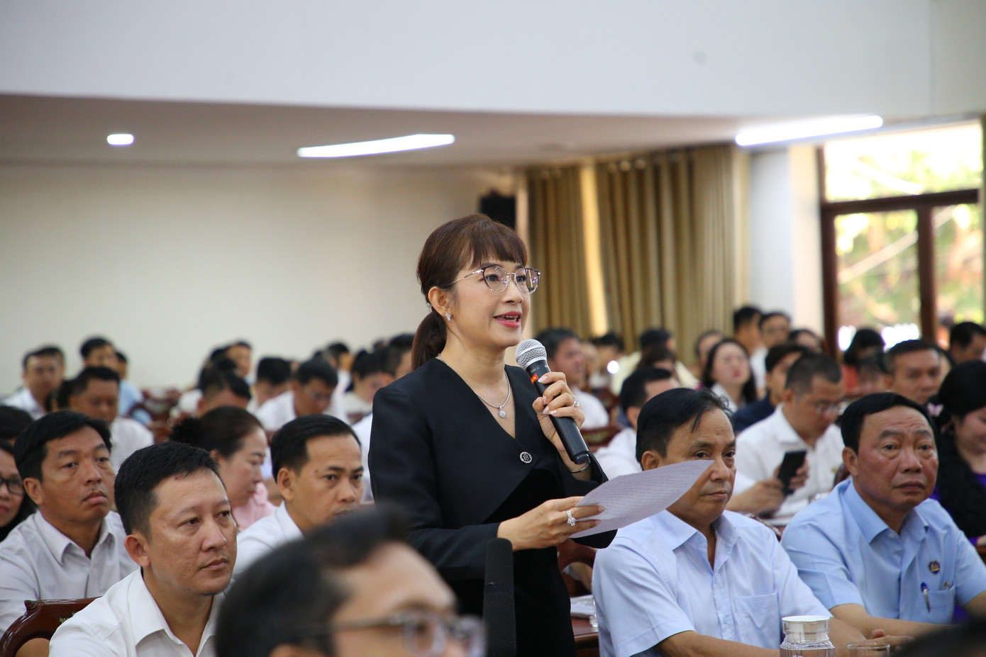 Các cử tri là doanh nghiệp, doanh nhân nêu ý kiến tại buổi tiếp xúc cử tri.