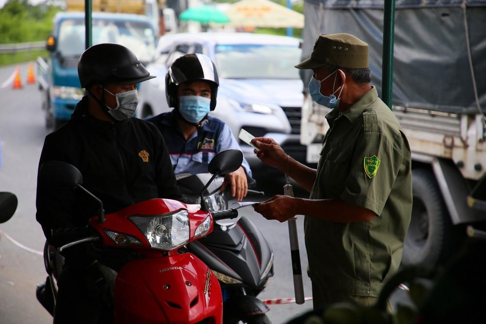 Người dân khai báo y tế tại chốt kiểm soát dịch trên địa bàn TP. Cần Thơ. Người dân khai báo y tế tại chốt kiểm soát dịch trên địa bàn TP. Cần Thơ.