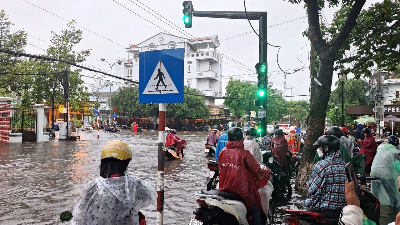 Người dân bì bõm lội nước đi làm. Người dân bì bõm lội nước đi làm.