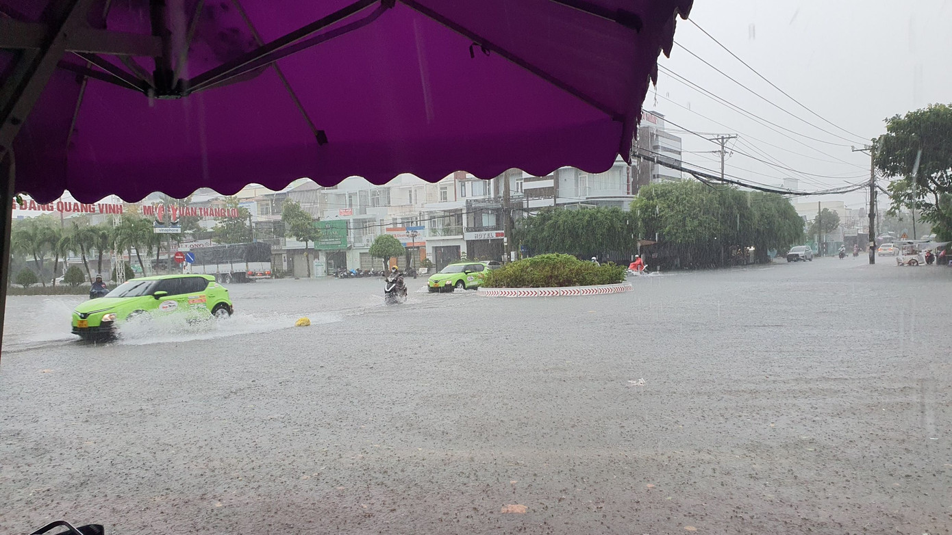 Từ 6h sáng 11/7, mưa lớn xuất hiện khiến nhiều tuyến đường TP. Rạch Giá ngập nặng. Từ 6h sáng 11/7, mưa lớn xuất hiện khiến nhiều tuyến đường TP. Rạch Giá ngập nặng.