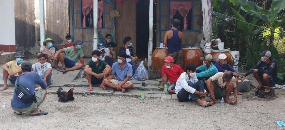 Các đối tượng bị bắt giữ trong vụ đá gà ăn tiền ở xã Tân Hiệp A, huyện Tân Hiệp. Các đối tượng bị bắt giữ trong vụ đá gà ăn tiền ở xã Tân Hiệp A, huyện Tân Hiệp.