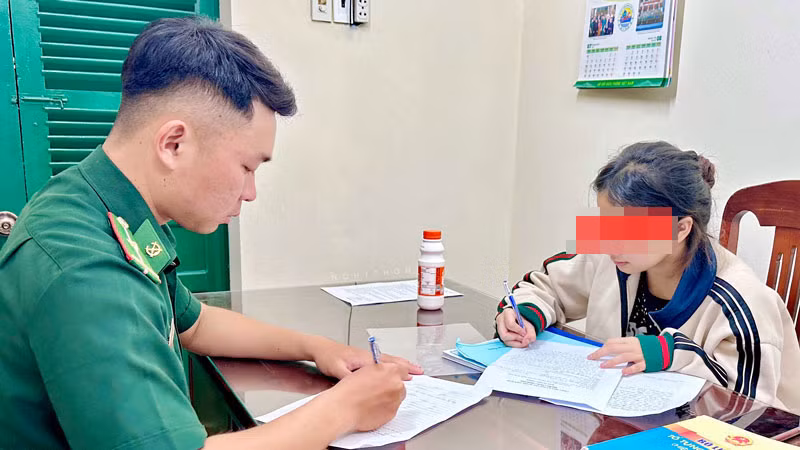 Cháu T. cung cấp thông tin ban đầu cho lực lượng chức năng.