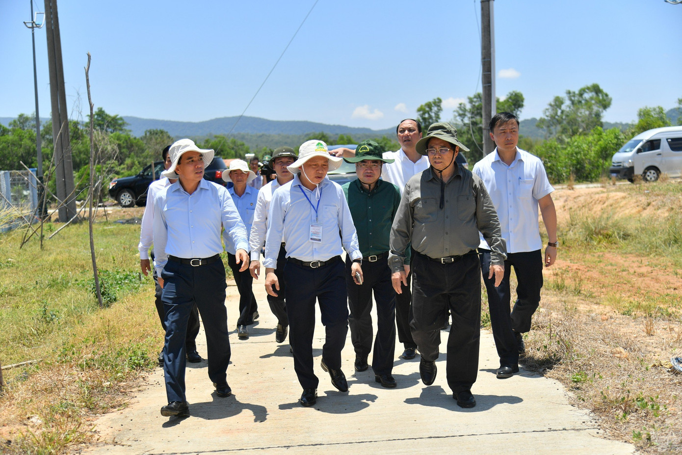 Thủ tướng Phạm Minh Chính khảo sát hồ chứa nước ngọt Dương Đông. Ảnh: P.V.