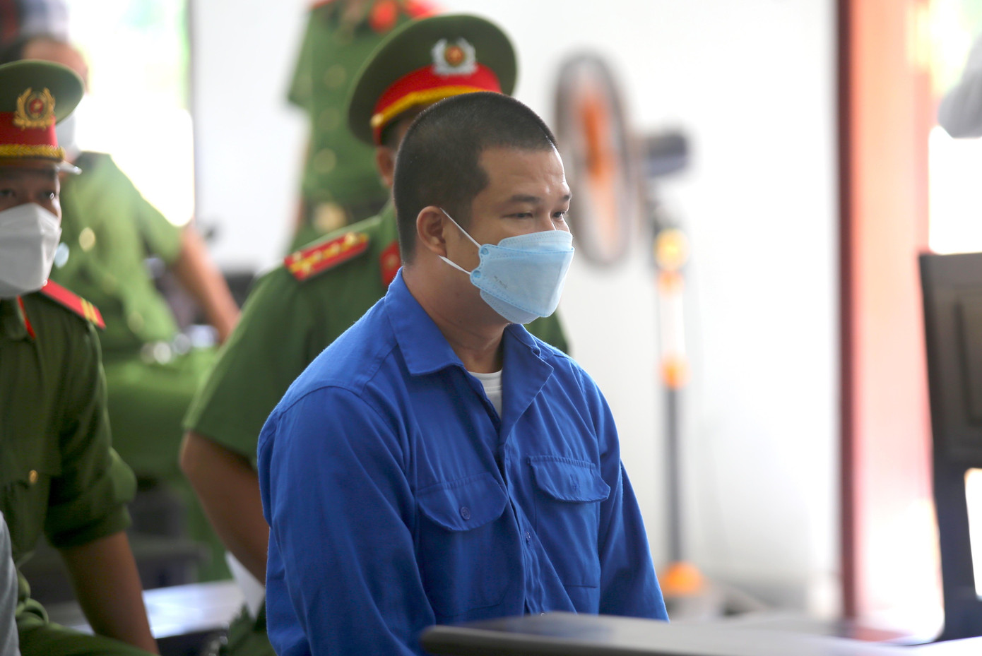 Phạm Văn Cung nghe toà tuyên án. Phạm Văn Cung nghe toà tuyên án.