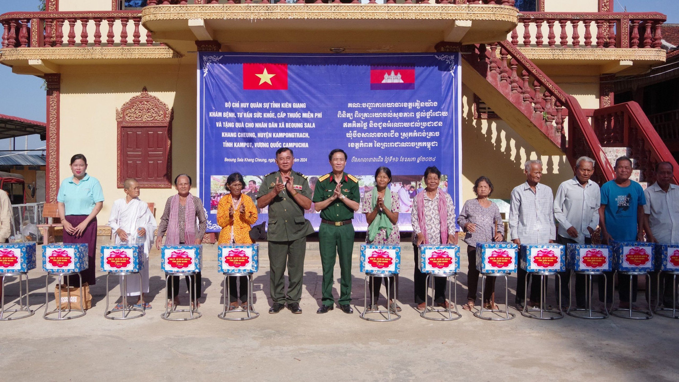 Đoàn công tác đã trao 60 suất quà cho người dân có hoàn cảnh khó khăn. Ảnh: Phương Vũ.