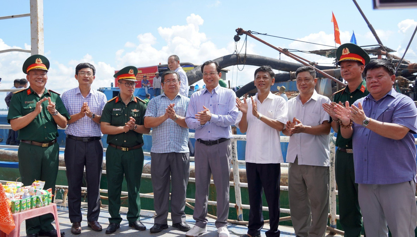 Lãnh đạo Tỉnh uỷ, UBND tỉnh Sóc Trăng dự lễ khởi công khai thác mỏ cát trên sông Hậu. Lãnh đạo Tỉnh uỷ, UBND tỉnh Sóc Trăng dự lễ khởi công khai thác mỏ cát trên sông Hậu.
