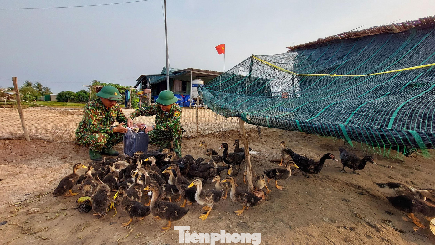 Tại chốt 33 Đồn Biên Phòng của khẩu Quốc tế Hà Tiên vừa làm nhiệm vụ chống dịch, ngăn xuất nhập cảnh trái phép và chống buôn lậu, vừa là chốt hậu cần. Các cán bộ, chiến sĩ tận dụng cơm thừa nuôi hơn 100 con vịt, gần 50 con gà nhằm góp phần thêm nguồn thực phẩm tại chỗ.