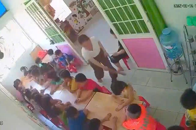 Hình ảnh trích xuất từ clip giáo viên đánh trẻ được lan truyền trên mạng. Ảnh cắt từ clip.