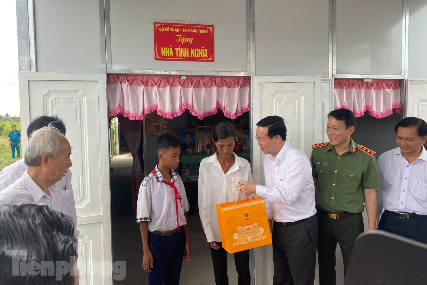 Chủ tịch nước Võ Văn Thưởng dự lễ bàn giao nhà cho hộ nghèo Lý Thị Tha Ly (tại xã Thạnh Phú, huyện Mỹ Xuyên, tỉnh Sóc Trăng). Ảnh: Nhật Huy.