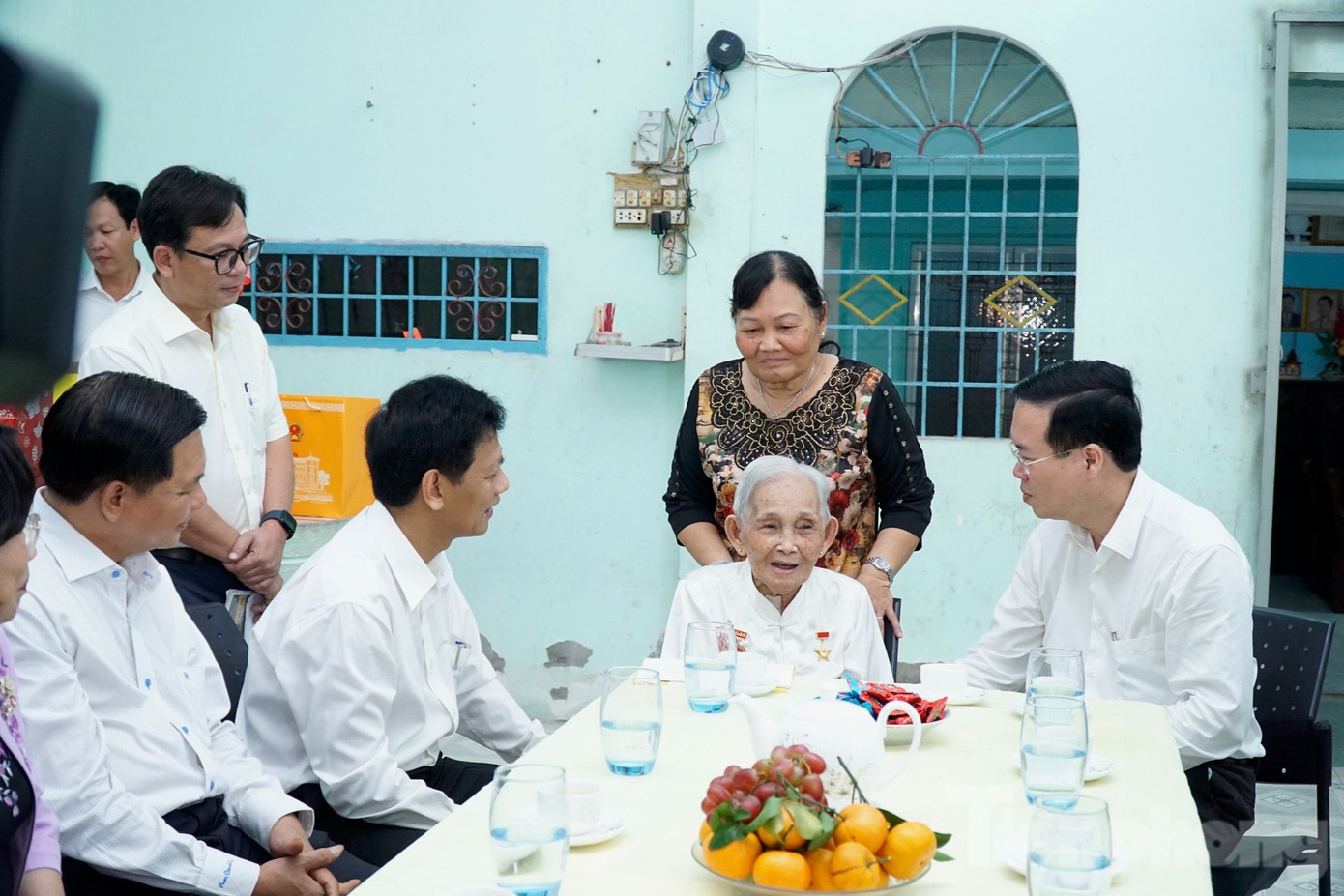 Chủ tịch nước Võ Văn Thưởng thăm, tặng quà Mẹ Việt Nam Anh hùng Lê Thị Thạnh.