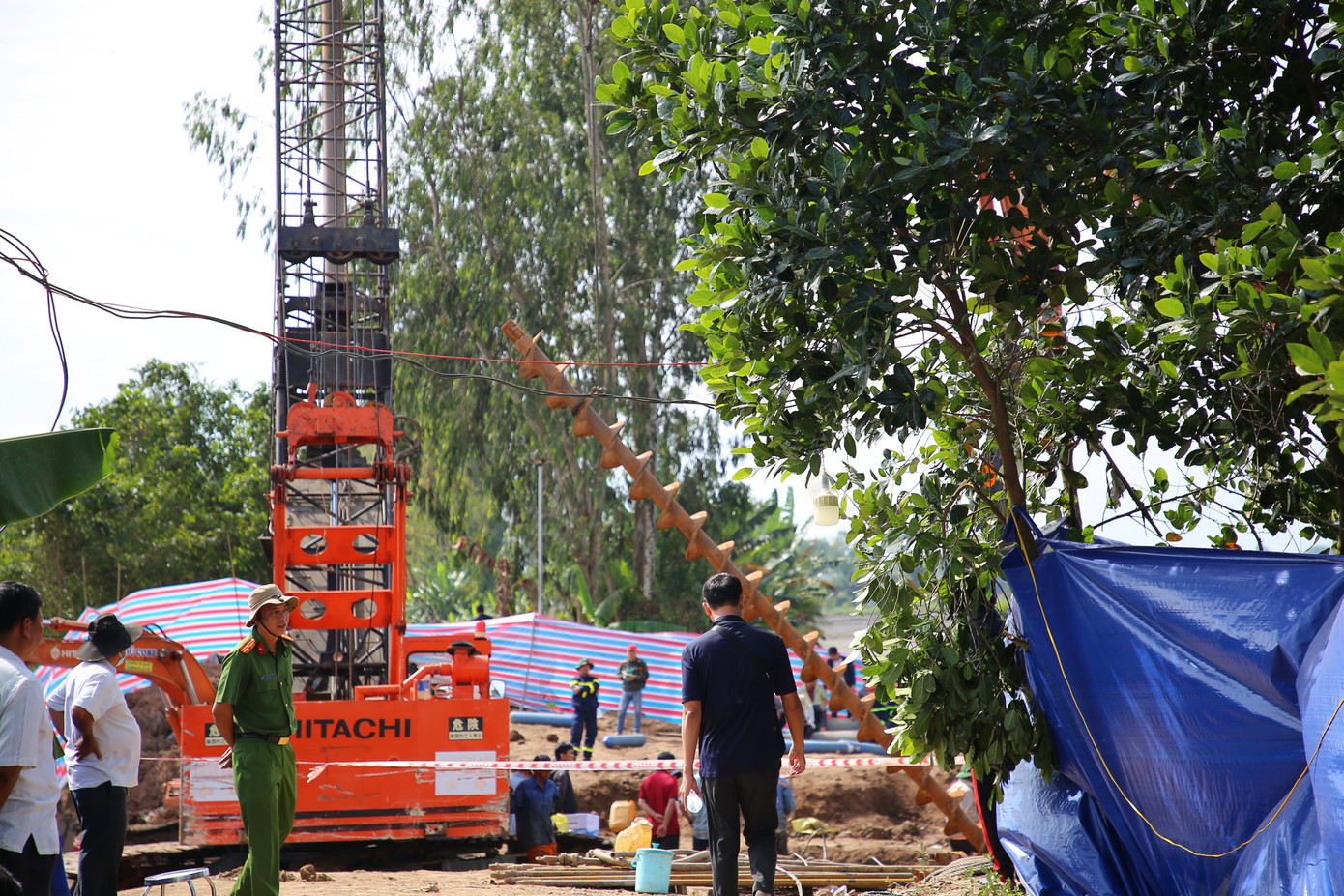 Ông Lê Hoàng Bảo - Giám đốc Sở GTVT tỉnh Đồng Tháp - cho biết, tối cùng ngày, máy khoan nhồi được điều đến hiện trường để thực hiện công tác giải cứu. Lực lượng cứu hộ thống nhất tiến hành các giải pháp làm giảm ma sát cọc (khoan tạo lỗ, xói thành cọc,…) sau đó tiến hành rút cọc để giải cứu cháu bé. Tuy nhiên, trong quá trình thực hiện thì trụ bê tông hơi lệch nên việc khoan tạo lỗ không làm gấp được như dự tính...