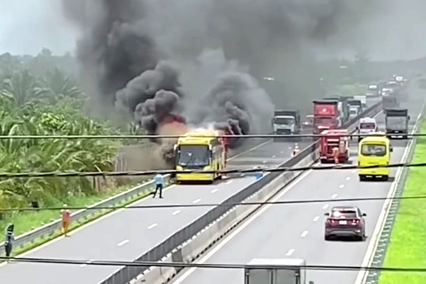 Hiện trường vụ cháy xe giường nằm trên cao tốc Trung Lương - Mỹ Thuận. Ảnh: Thảo Vy.