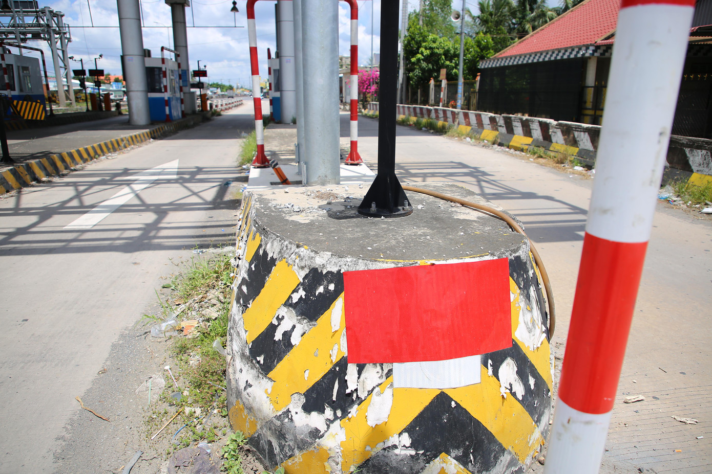 Dự án khởi công năm 2014, hoàn thành năm 2017, bắt đầu thu phí ngày 1/8/2017, sau đó gặp sự phản đối gay gắt nhiều lần, buộc phải xả trạm và dừng thu phí cho đến nay.