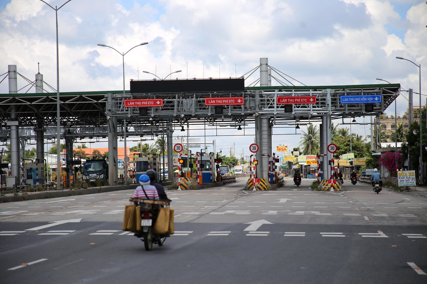 Mới đây, ông Nguyễn Duy Lâm, Thứ trưởng Bộ GTVT đã có buổi làm việc với UBND tỉnh Tiền Giang. Tại buổi làm việc, ông Lâm cho biết theo kế hoạch, trạm thu phí BOT Cai Lậy sẽ thu phí trở lại vào cuối tháng 8/2022. Thứ trưởng Bộ GTVT đề nghị các đơn vị liên quan cần nhanh chóng hoàn thành việc xác định các đối tượng thuộc diện được miễn, giảm giá vé khi qua trạm BOT Cai Lậy.