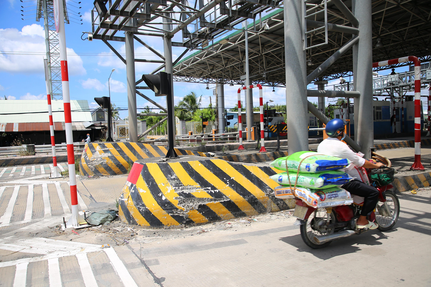 Do không hoạt động suốt 5 năm, nhiều đồ đạc bị xuống cấp, hư hỏng.