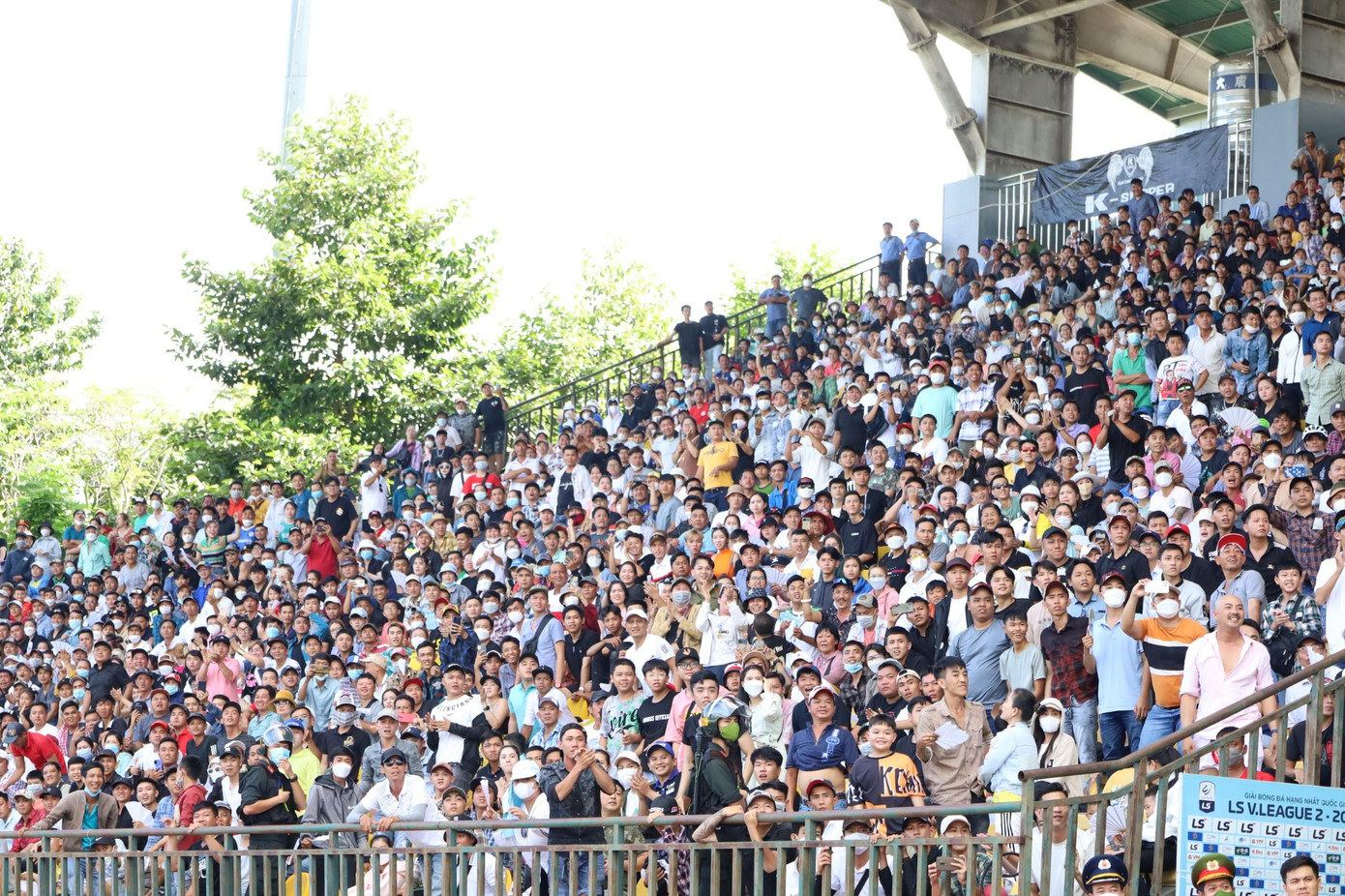 Giải đua xe thu hút hàng nghìn khán giả đến xem. Giải đua xe thu hút hàng nghìn khán giả đến xem.