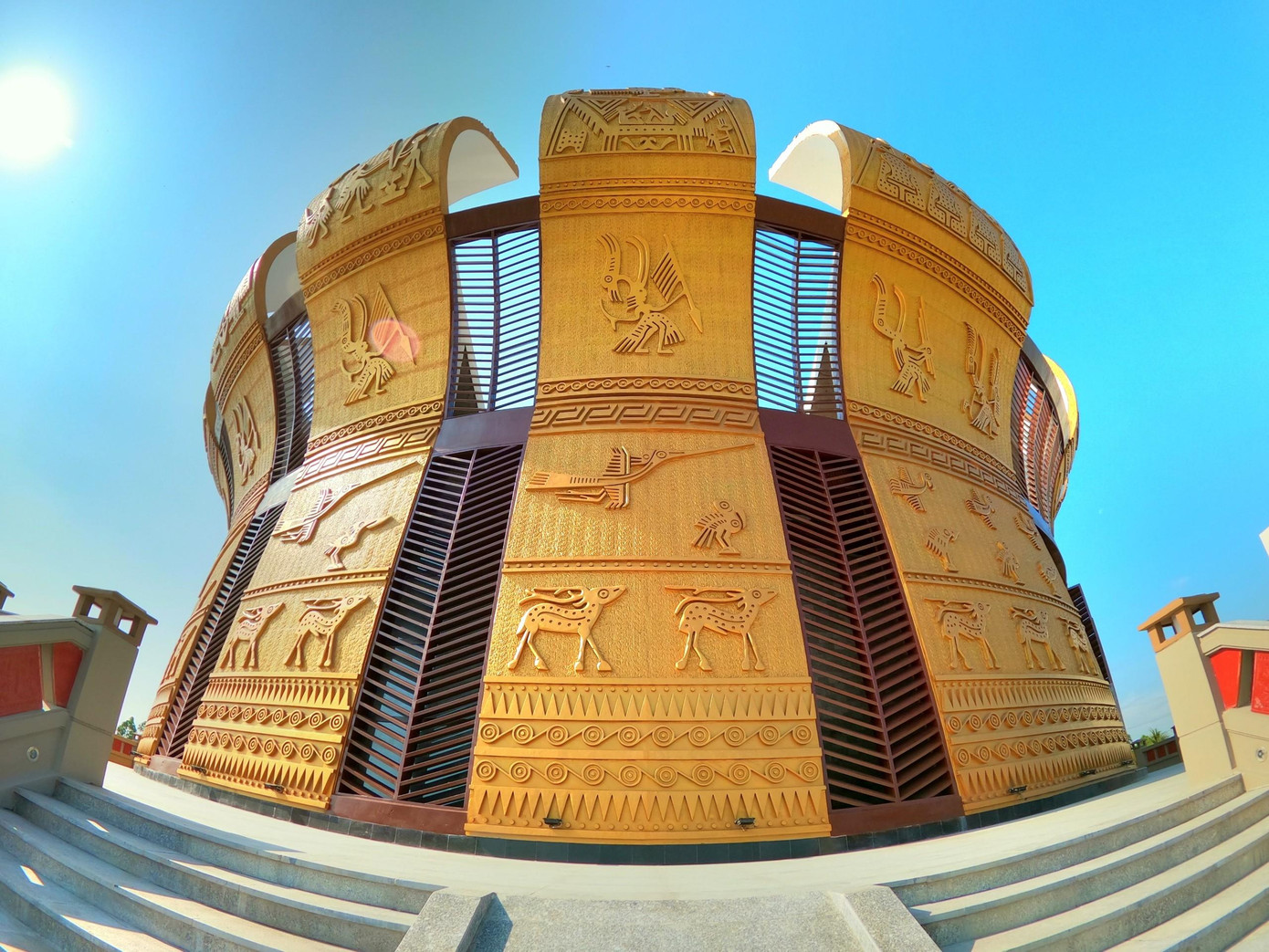 Đền thờ chính có 18 cánh cung điêu khắc hoa văn, tượng trưng cho 18 đời Vua Hùng.