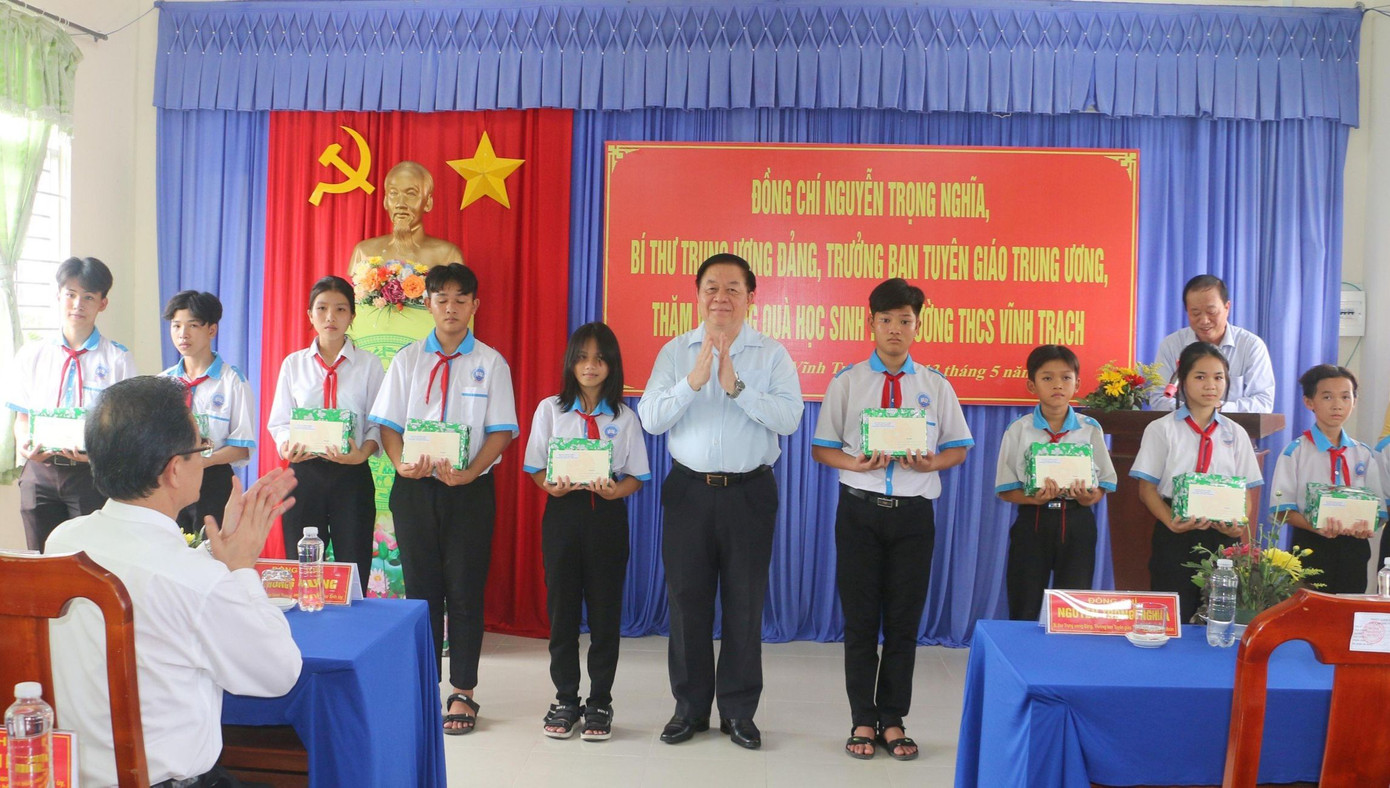 Trưởng ban Tuyên giáo Trung ương Nguyễn Trọng Nghĩa tặng quà học sinh có hoàn cảnh khó khăn. Ảnh: C.Mạo. Trưởng ban Tuyên giáo Trung ương Nguyễn Trọng Nghĩa tặng quà học sinh có hoàn cảnh khó khăn. Ảnh: C.Mạo.