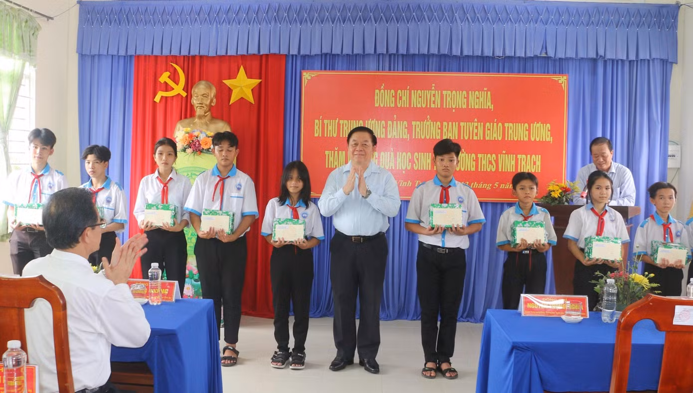 Trưởng ban Tuyên giáo Trung ương Nguyễn Trọng Nghĩa tặng quà học sinh có hoàn cảnh khó khăn. Ảnh: C.Mạo.