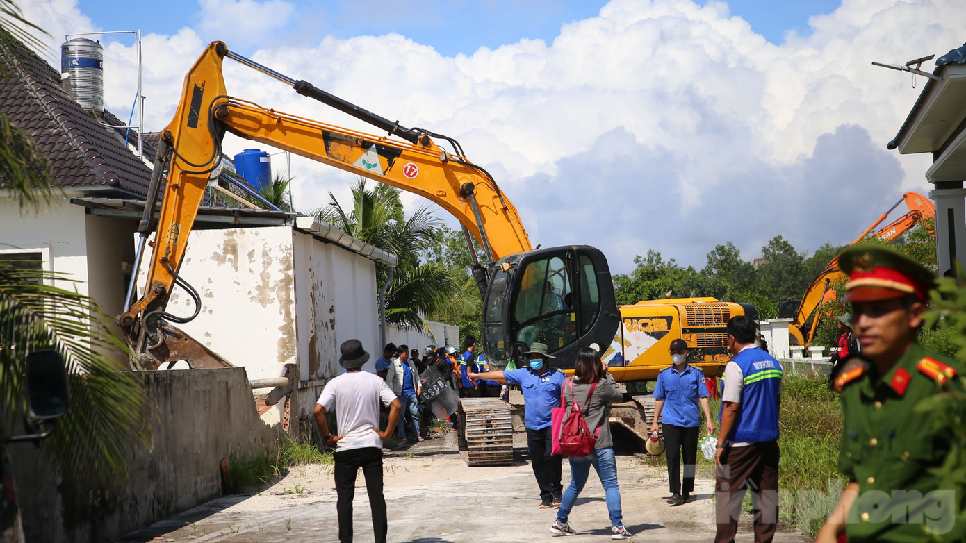 Theo đó, tính đến ngày 10/5, lực lượng chức năng TP. Phú Quốc đã cưỡng chế 18 căn biệt thự xây trái phép. Người vi phạm tự khắc phục hậu quả, trả lại đất đã chiếm 25 căn; khắc phục hậu quả, chưa trả lại đất đã chiếm 6 căn. Tổng cộng có 49/79 căn đã cưỡng chế và di dời.