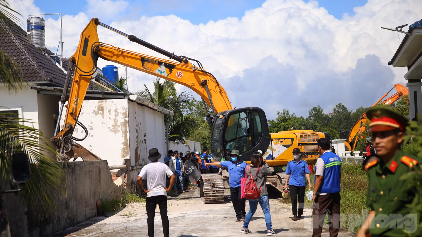 Theo đó, tính đến ngày 10/5, lực lượng chức năng TP. Phú Quốc đã cưỡng chế 18 căn biệt thự xây trái phép. Người vi phạm tự khắc phục hậu quả, trả lại đất đã chiếm 25 căn; khắc phục hậu quả, chưa trả lại đất đã chiếm 6 căn. Tổng cộng có 49/79 căn đã cưỡng chế và di dời.