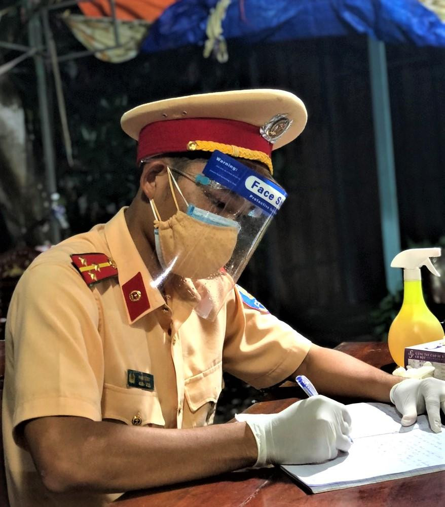 Thượng úy Duy đang làm nhiệm vụ tại chốt trực. Thượng úy Duy đang làm nhiệm vụ tại chốt trực.