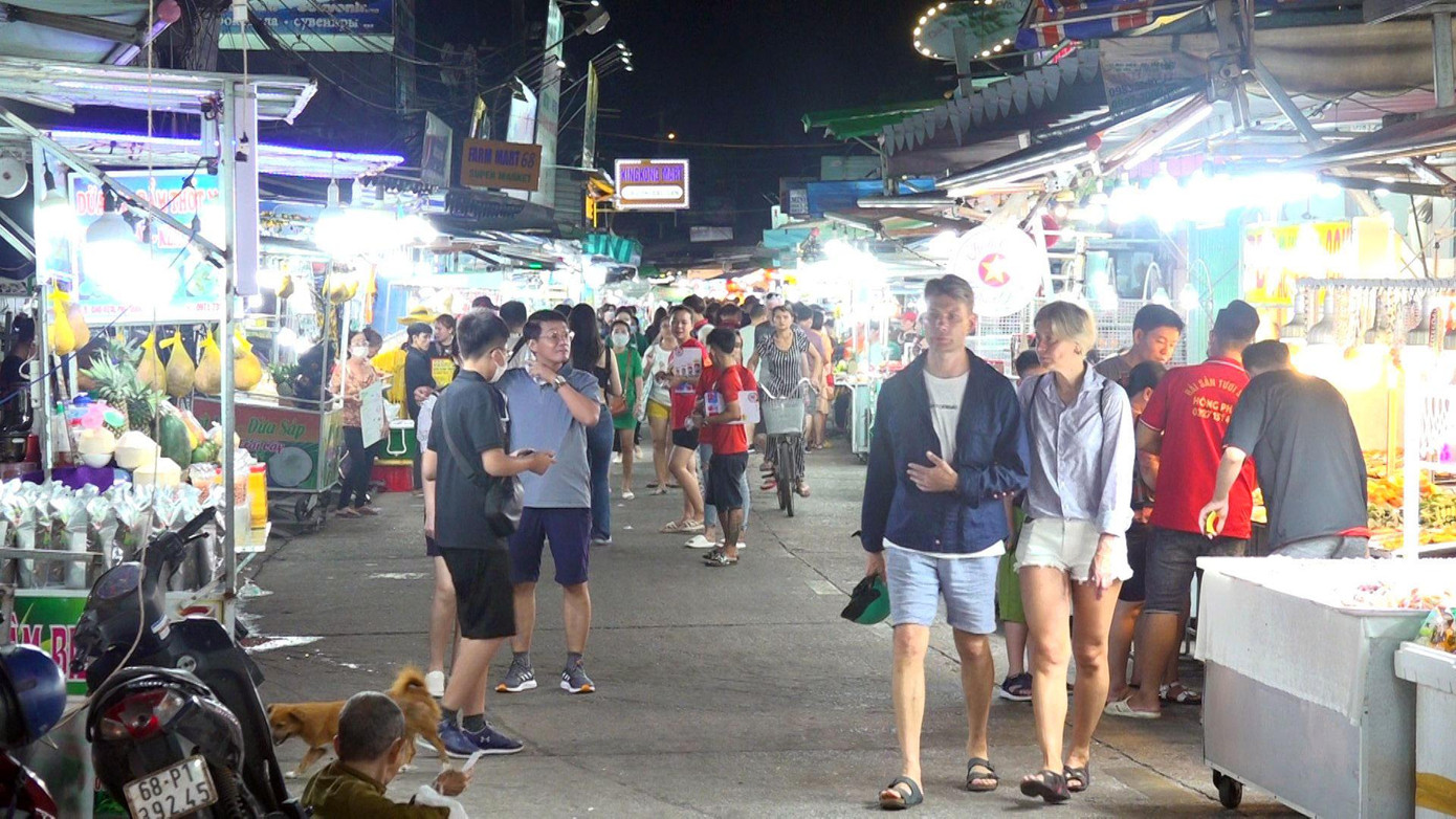 Khách đến tham quan Phú Quốc tập trung 1 số điểm như cáp treo, Vinpearl Safari Phú Quốc, chợ đêm...