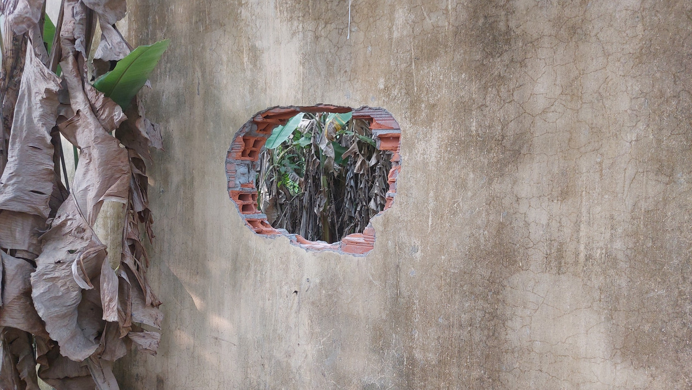 Vị trí tường rào bị đục thủng.