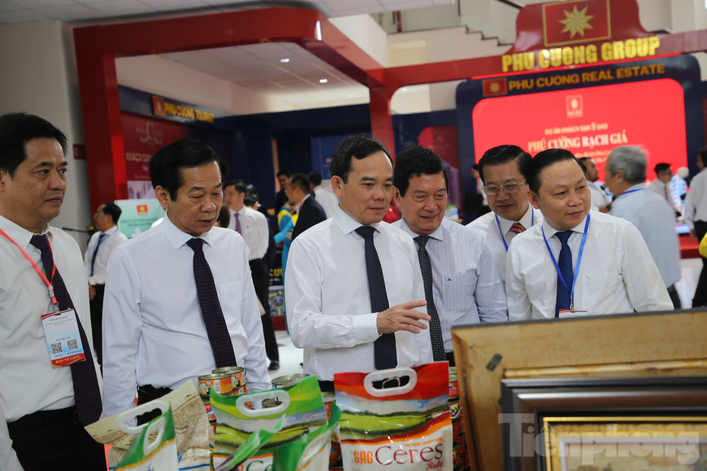 Phó Thủ tướng Trần Lưu Quang tham quan các gian hàng OCOP. Ảnh: Nhật Huy.