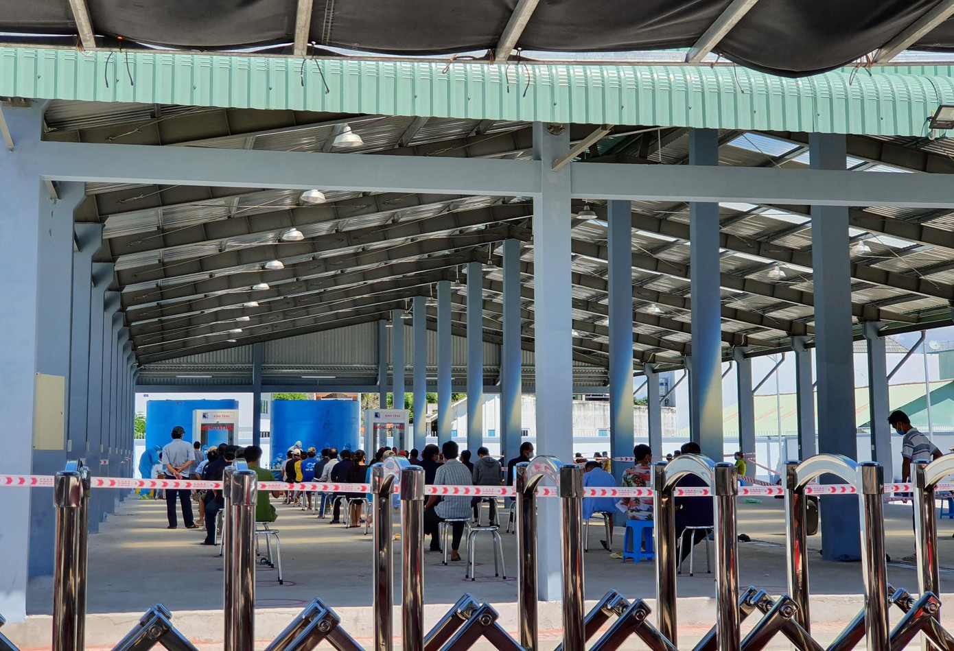 Ngành y tế tổ chức test nhanh COVID-19 cho gần 400 người tại cảng cá Mỹ Tho.