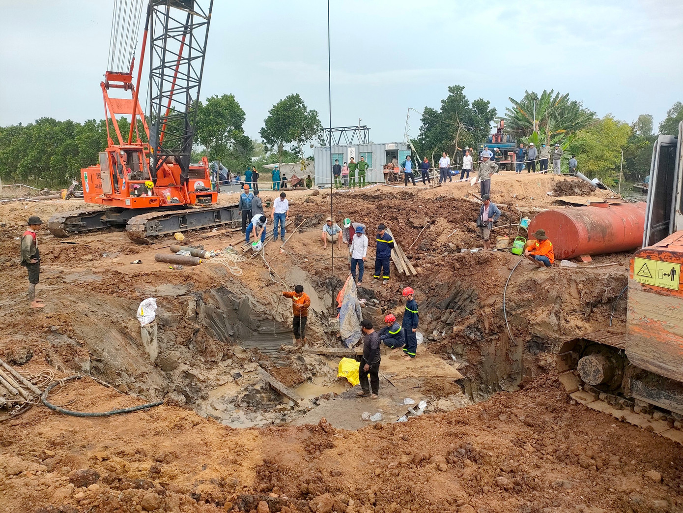 Đến 17h ngày 1/1, lực lượng cứu hộ đã điều máy khoan cọc nhồi 35 tấn từ huyện Tháp Mười đi theo đường thủy đến hiện trường để khoan một số lỗ quanh móng cọc để làm giảm ma sát nhằm kéo móng bê tông lên.