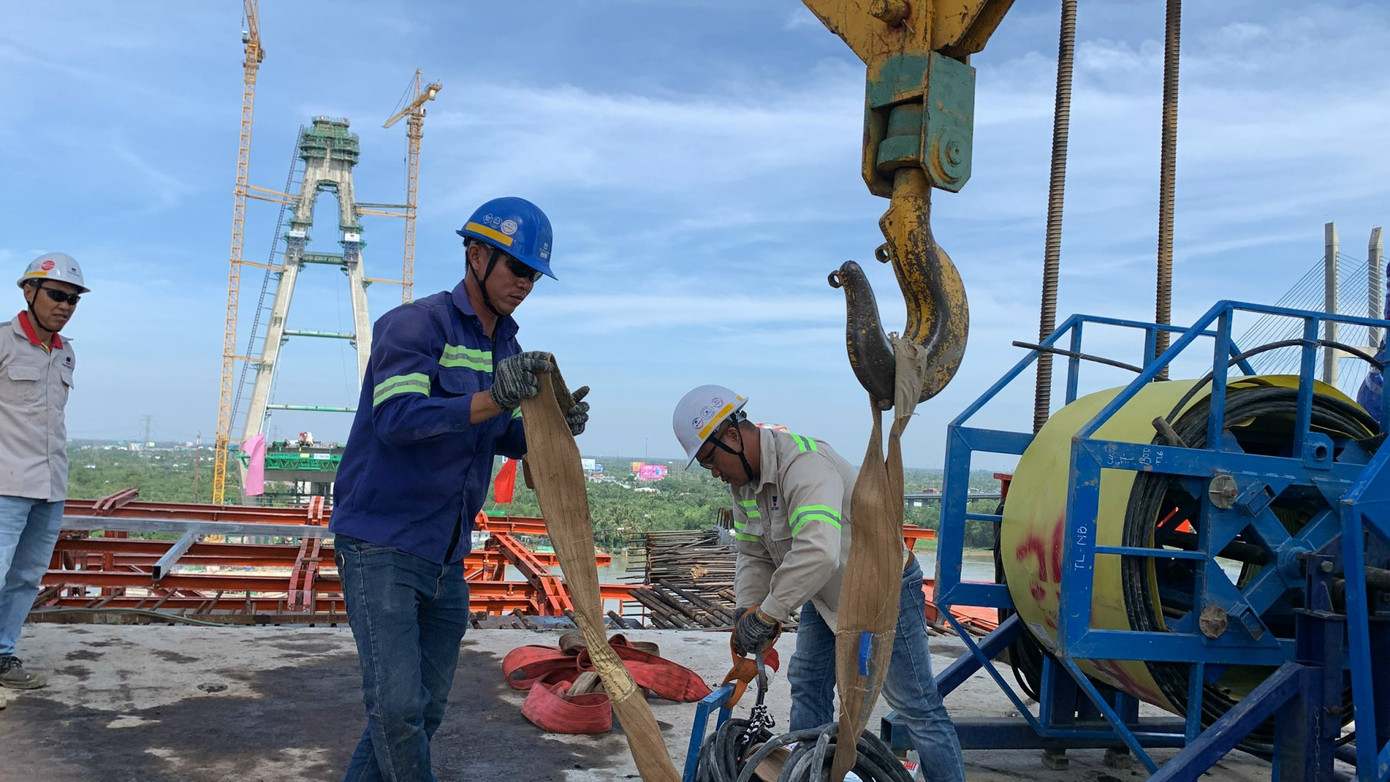 Theo ghi nhận của PV, trong khi mọi người đang sum vầy bên gia đình để đón Tết Nguyên đán 2023 thì nhiều công nhân, kỹ sư vẫn miệt mài thi công các phần việc nhằm đảm bảo tiến độ cầu Mỹ Thuận 2 hoàn thành vào cuối năm nay.