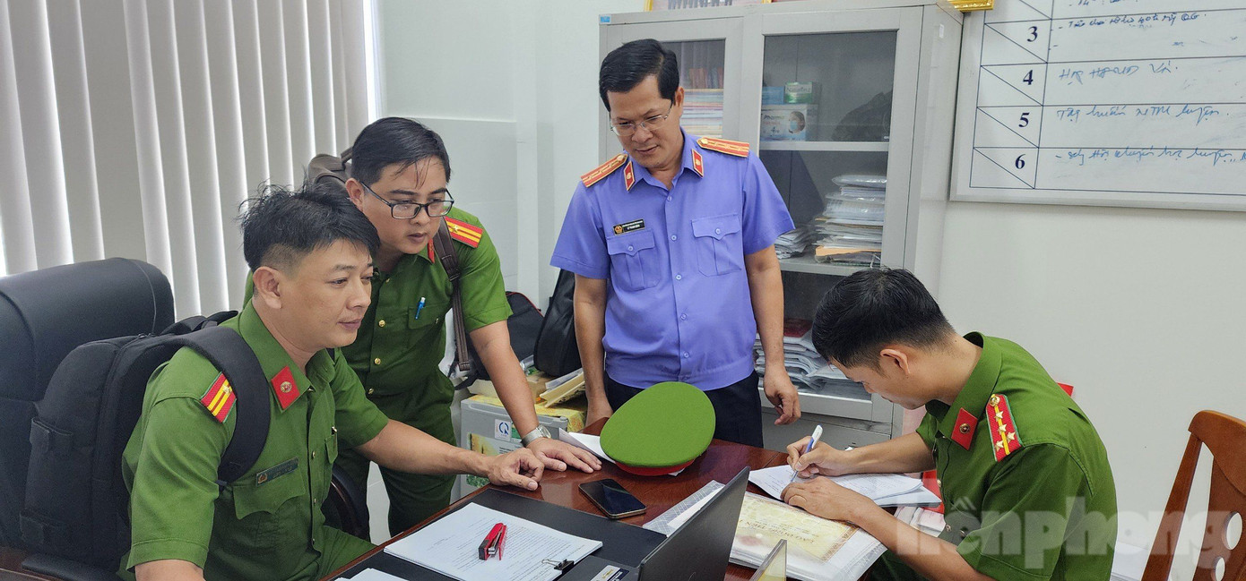 Khám xét nơi làm việc của Hùng. Ảnh: Văn Vũ. Khám xét nơi làm việc của Hùng. Ảnh: Văn Vũ.