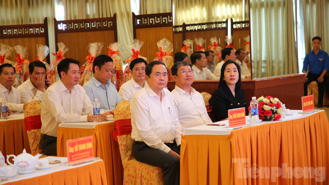 Chủ tịch Quốc hội Trần Thanh Mẫn cùng đoàn công tác thăm, tặng quà Tết gia đình chính sách, hộ nghèo, hộ có hoàn cảnh khó khăn tại Cần Thơ. Chủ tịch Quốc hội Trần Thanh Mẫn cùng đoàn công tác thăm, tặng quà Tết gia đình chính sách, hộ nghèo, hộ có hoàn cảnh khó khăn tại Cần Thơ.