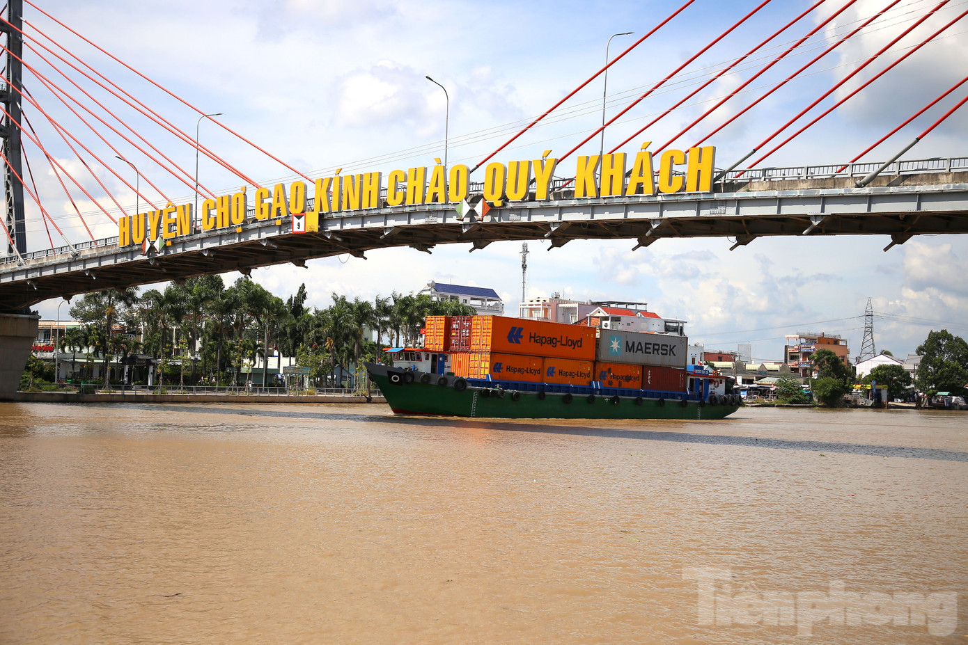 “Kênh Chợ Gạo là tuyến đường thủy huyết mạch của ĐBSCL, chuyên chở lúa gạo, nông sản, hàng hóa từ miền Tây về TPHCM. Toàn tuyến dài hơn 28km, có 2 cây cầu (cầu Chợ Gạo cũ – cầu dây văng và cầu Chợ Gạo mới). Trước đây khi chưa xây cầu Chợ Gạo, tuyến kênh này thường xuyên ùn tắc, bây giờ cầu đã nâng độ cao tĩnh không lên 9m, đảm bảo cho tàu tải trọng 2.000 tấn ra, vào”, ông Bon nói.