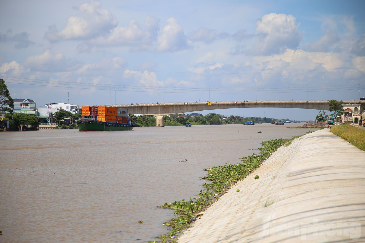 Dự án sẽ xây dựng đường dân sinh dọc bờ nam kênh Chợ Gạo, chiều dài hơn 9km và một số công trình phụ trợ. Tổng mức đầu tư 1.335 tỷ đồng, dự kiến hoàn thành vào năm 2023. Ban Quản lý các dự án đường thủy (Bộ Giao thông Vận tải) là cơ quan được giao quản lý dự án.