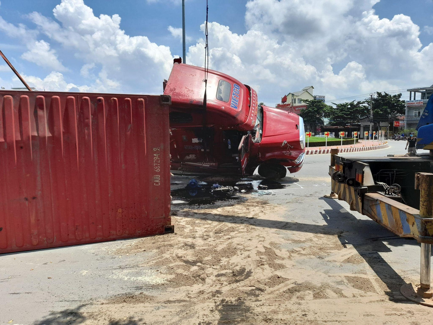 Dầu nhớt trên xe đổ tràn xuống đường.