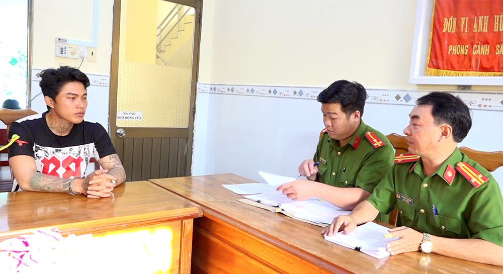 Chau Phong tại cơ quan Công an.