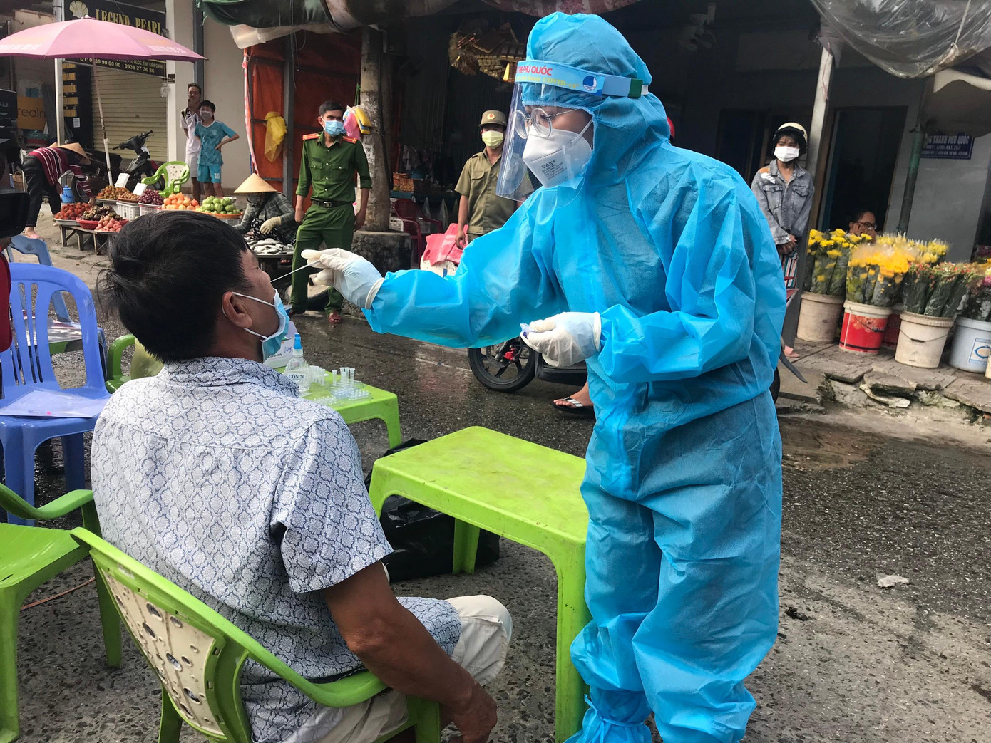 Kiên Giang đồng loạt ra quân thực hiện xét nghiệm sàng lọc SARS-CoV - 2 trong cộng đồng. Ảnh: Phương Vũ.