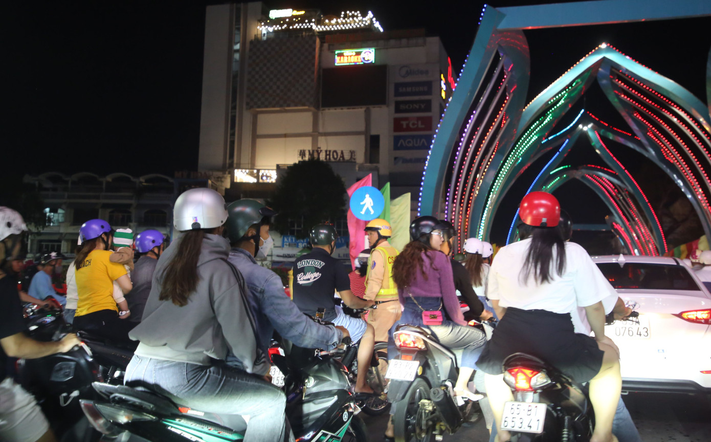 Lực lượng CSGT Công an TP. Sóc Trăng phải túc trực tại các điểm 'nóng' để điều tiết giao thông. Lực lượng CSGT Công an TP. Sóc Trăng phải túc trực tại các điểm 'nóng' để điều tiết giao thông.