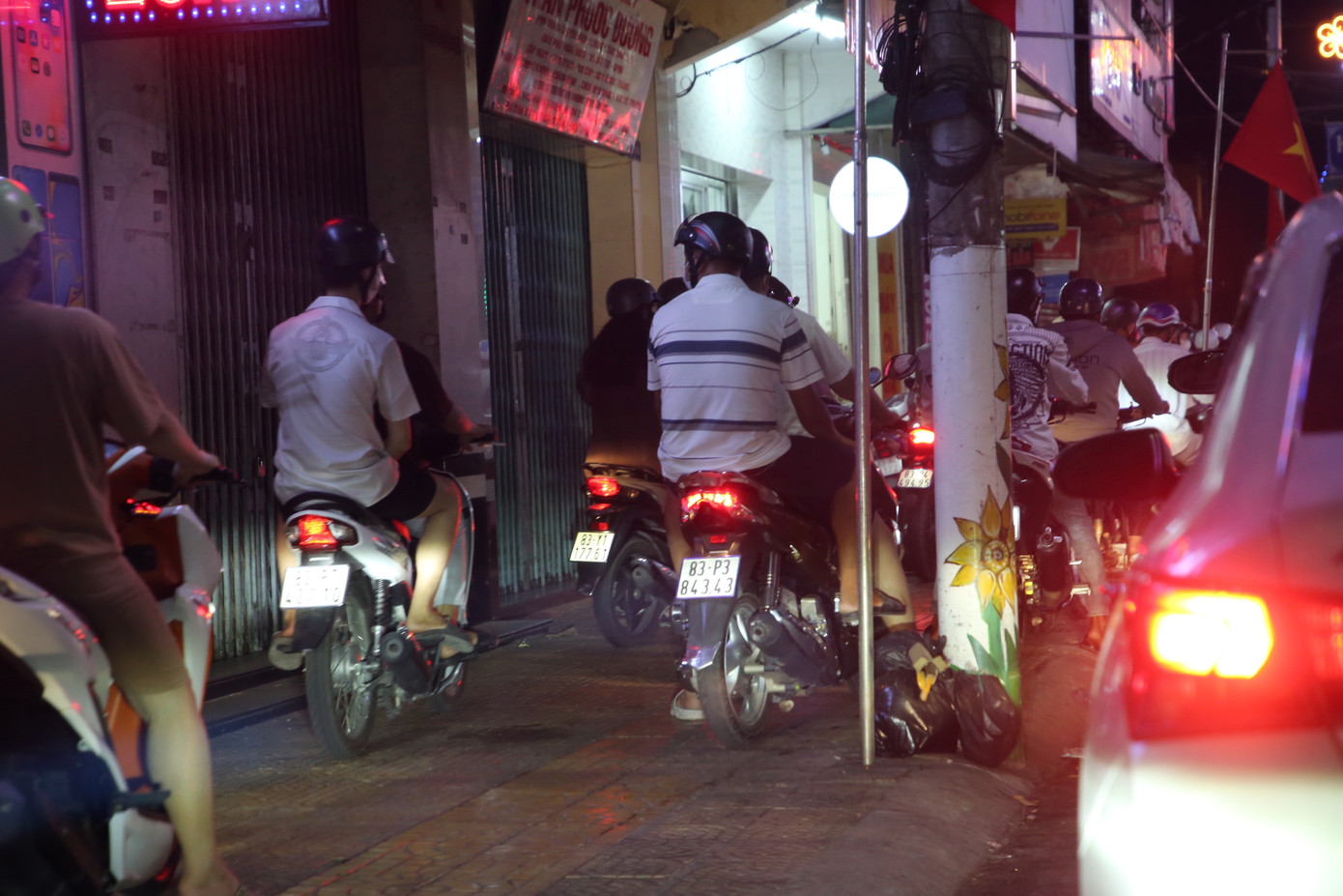 Xe máy chạy lên vỉa hè vượt qua điểm ùn ứ. Xe máy chạy lên vỉa hè vượt qua điểm ùn ứ.