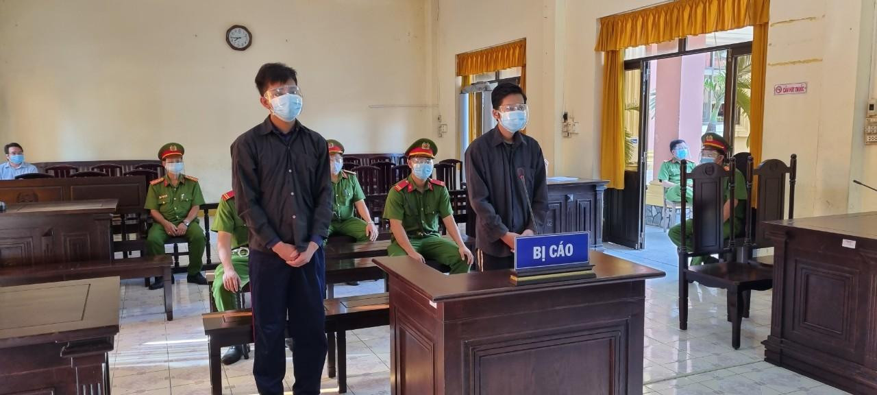 Bị cáo Dương và Khánh tại phiên toà.