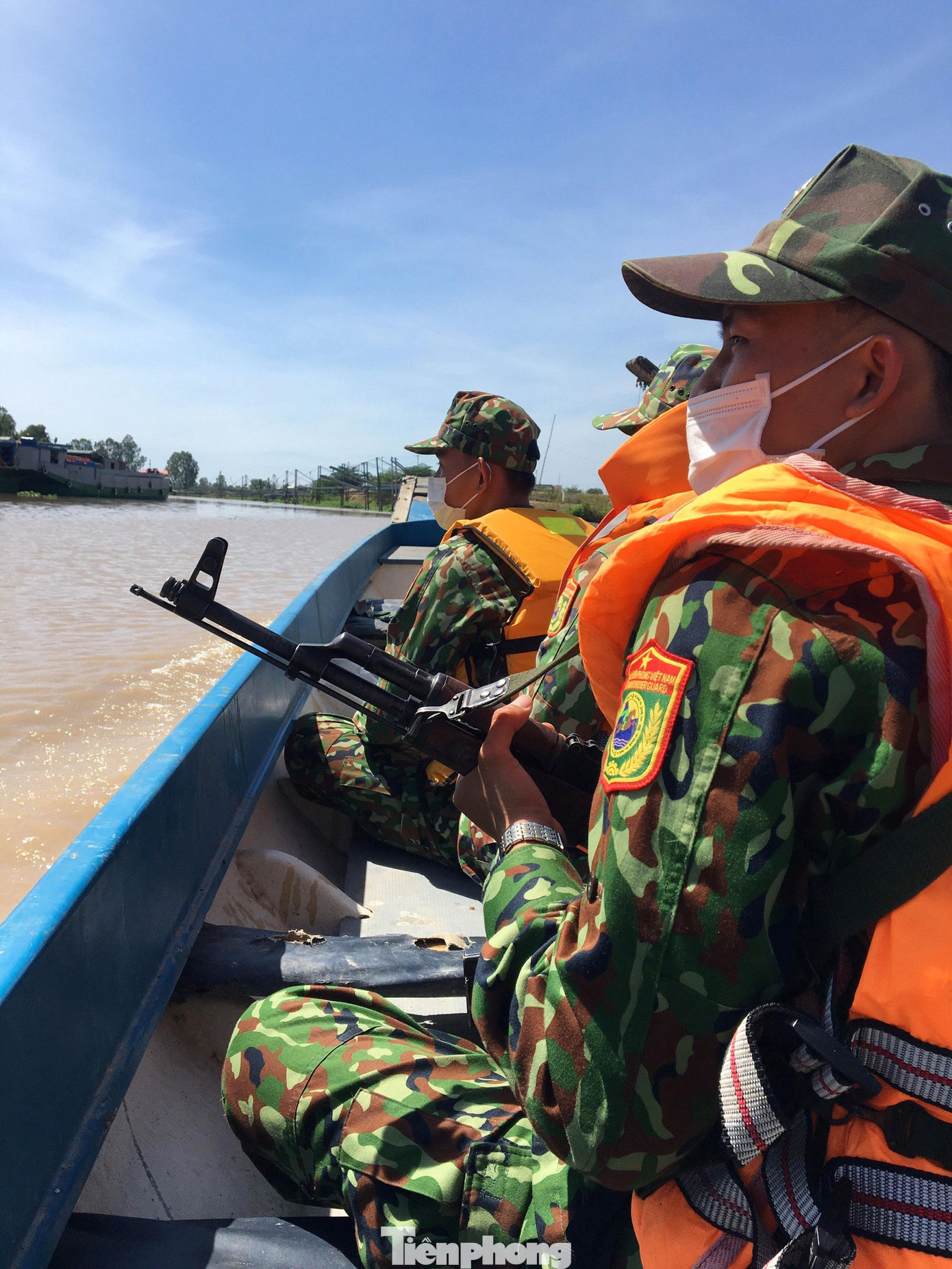 Ông Đoàn Tấn Bửu, Phó chủ tịch UBND tỉnh Đồng Tháp cho biết, trong sáng nay (14/4) đã làm việc với các địa phương, chỉ đạo tăng cường công tác siết chặt biên giới. Đồng thời, tăng cường kiểm dịch, giám sát trọng điểm, các trường hợp nghi ngờ tiến hành cách ly, lấy mẫu xét nghiệm.